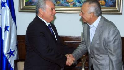 El embajador de Israel, Moshe Bachar saludando al presidente del Congreso Mauricio Oliva.