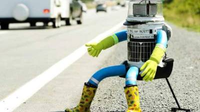'HitchBot' pide a los conductores que lo lleven a su destino.