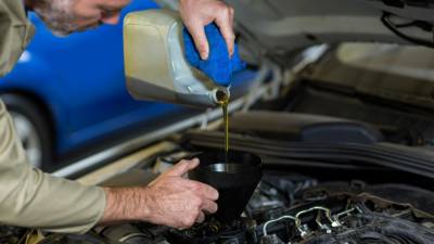 Es crucial elegir el aceite adecuado según las especificaciones del fabricante, consultando el manual del vehículo o al mecánico.