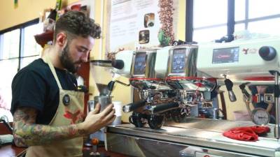 Uno de los cursos que recibió el grupo es sobre la correcta preparación de café. Foto: Franklin Muñoz