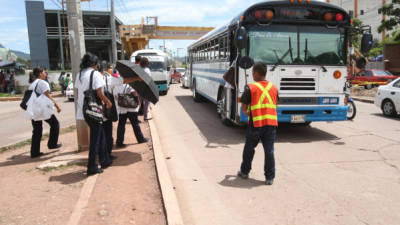 Unos 350 buses de casi 20 rutas fueron paralizados en la capital.