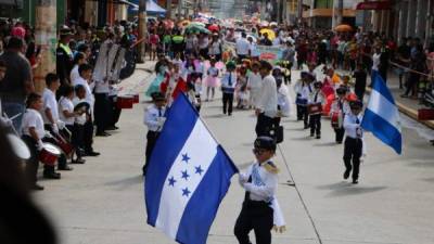 Los alumnos de la escala prebásica y básica de Honduras iniciaron los desfiles que celebran los 198 años de Independencia de España.