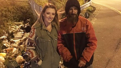 Kate McClure posa junto a Johnny Bobbitt, un veterano que le dio sus últimos 20 dólares para que comprara combustible.