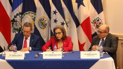 Autoridades de la NASA y del SICA firman el acuerdo.