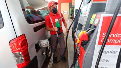 <b><span class=mln_uppercase_mln>Consumo.</span></b> Un ciudadano llena el tanque de su vehículo en una estación de servicio.<span class=mln_uppercase_mln> </span>
