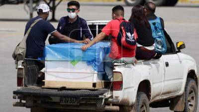 Los cuerpos de los seis hondureños fallecidos en la tragedia de Texas ya son trasladados a sus lugares de origen luego de que fueron repatriados en un vuelo comercial que llegó a eso de las 8:40 am de este viernes al aeropuerto Ramón Villeda Morales, de San Pedro Sula.