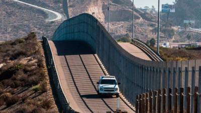 Trump califica como 'una broma' la barrera existente entre Estados unidos y México.
