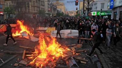 Manifestantes causaron graves destrozos en Santiago y otras ciudades chilenas./AFP.