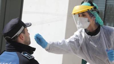 Una enfermera realiza una prueba de coronavirus a un oficial de la policía española en Madrid./AFP.