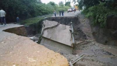 El puente sobre la quebrada Masapa cedió ante las fuertes lluvias.