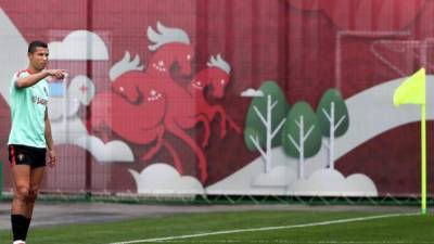 El delantero de la selección portuguesa de fútbol Cristiano Ronaldo durante un entrenamiento del equipo en Kazán, Rusia. EFE