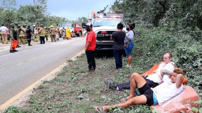 Turistas esperan atención médica tras el accidente de un autobús hoy, en Lázaro Cárdenas, estado de Quintana Roo (México).