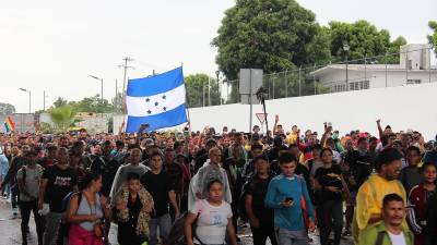 Unos 15,000 migrantes avanzan por el sur de México hacia la capital mexicana para presionar a las autoridades que les otorguen una visa humanitaria.