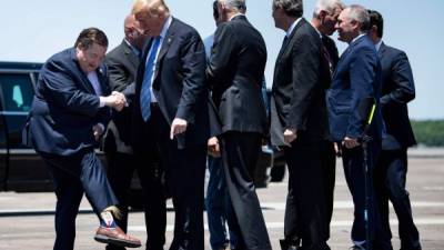 El vicegobernador de Luisiana, Billy Nungesser, mostró sus calcetines a Trump.