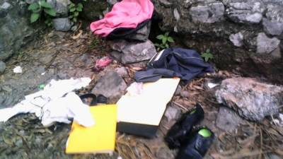 Estas son las pertenencias de Olman Adalid Castillo encontradas en el lugar donde estaba su cadáver.