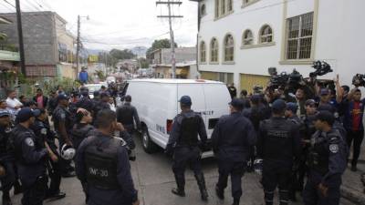 Un contingente policial se apostó en los juzgados de la capital para apoyar a sus compañeros.