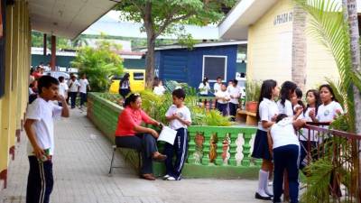 Algunos escolares del centro de educación básica Primero de Febrero disfrutan el recreo.