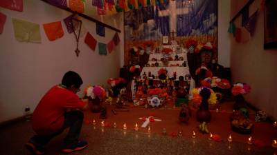 <b><span class=mln_uppercase_mln>homenaje.</span></b> El altar doméstico rinde honor a personas cercanas que han fallecido; se les ofrece como ofrenda alimentos, velas, flores y objetos de uso cotidiano de los difuntos. Fotos Héctor Edú