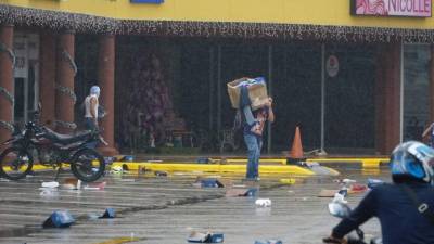 Pérdidas millonarias dejaron los saqueos al comercio, pues los vándalos abrieron por la fuerza las puertas y quebraron vidrios para llevarse todo tipo de artículos.