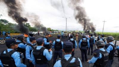 Un grupo de policías durante una protesta en Honduras. / AFP PHOTO / JORDAN PERDOMO