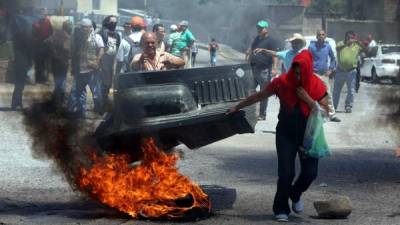 Cerca del sanaa, los manifestantes quemaron parte de un carro.