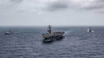 El portaaviones USS Ronald Reagan y los buques que forman parte de su grupo de combate navegan por el sur de Taiwán.