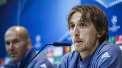 El entrenador del Real Madrid, Zinedine Zidane (i), y el centrocampista Luka Modric, durante la rueda de prensa. EFE