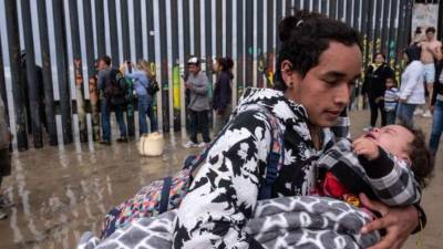 Cientos de niños siguen confinados en centros de detención.