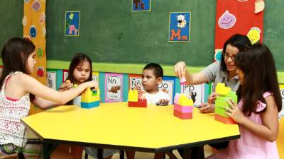 El entusiasmo de las docentes en incluir a los niños con retos especiales en actividades con otros alumnos es evidente.
