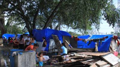 Los pobladores han colocado carpas en un terreno frente al que fueron desalojados. El dueño está exigiendo que lo abandonen de forma voluntaria. Foto: Cristina Santos.