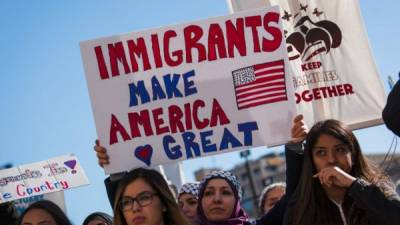Miles de personas protestaron ayer contra las política antiinmigrantes del presidente Trump.