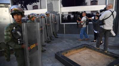Miembros de la Guardia Nacional Bolivariana de Venezuela bloquean el acceso al Palacio Legislativo Federal. AFP