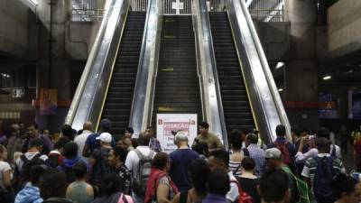 Decenas de manifestantes bloquearon el acceso al aeropuerto paulista de Congonhas y al aeropuerto internacional de Rio, generando varios kilómetros de colas de automóviles.