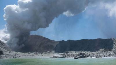 Cinco personas murieron, 18 resultaron heridas y varias quedaron bloqueadas tras la inesperada erupción de un volcán este lunes en una turística isla de Nueva Zelanda.