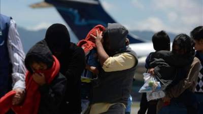 Los hispanos en EEUU favorecen más el amparo para los niños inmigrantesVarios niños, parte de un grupo de deportados de EE.UU., llegan el pasado 22 de julio, a la Ciudad de Guatemala (Guatemala). EFE/Archivo