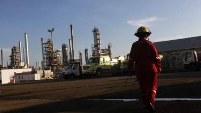 Venezuela produce cada día unos 2.7 millones de barriles, muy inferiores a los cinco millones que anunciaba el fallecido presidente Hugo Chávez.