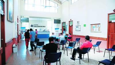 Pacientes esperan su turno en el área de consulta externa del hospital. Foto: Franklyn Muñoz.