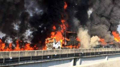 Unos 12 vehículos fueron destruidos por el incendio.