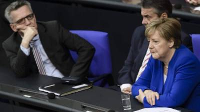 La canciller alemana, Angela Merkel (d), el ministro alemán del Interior, Thomas de Maiziere (i), y ministro alemán de Exteriores, Sigmar Gabriel (c). EFE/Archivo