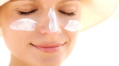 Un filtro solar no solamente de prevenir las quemaduras, sino también el melanoma.