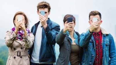 La nomofobia es el miedo a no estar conectado o la angustia a dejar el celular olvidado en casa.