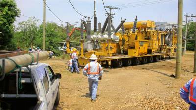 <b><span class=mln_uppercase_mln>Trabajos.</span></b> Cuadrillas de la Enee trabajaron ayer en jornada extendida para instalar un transformador que fue llevado de la subestación del estadio Olímpico, el comercio fue afectado por dos días y los comerciantes reportaron pérdidas por descongelamiento de carnes y lácteos y cierre de negocios.<span class=mln_uppercase_mln> Fotos y video Moisés Valenzuela</span>
