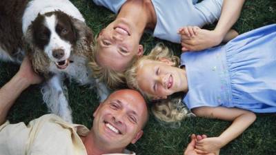 Jugar con las mascotas contribuye a la unidad familiar.