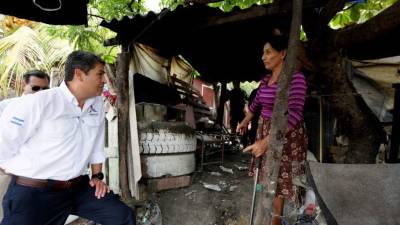 El presidente Hernández visitó a los pobladores para anunciarles la buena noticia.