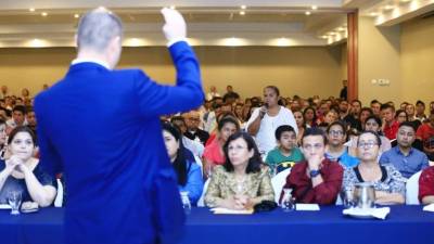 Más de 400 personas llegaron a la conferencia impartida por Petro Kostiv. FotoL Moisés Valenzuela.