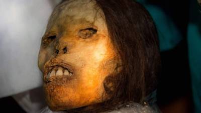 Fotografía sin fecha cedida hoy, sábado 18 de noviembre de 2017, por la Universidad Católica de Santa María (UCSM), del primer plano del rostro de Juanita, la 'momia' congelada que reveló los sacrificios incas de mujeres vírgenes, y que sigue maravillando por su sorprendente estado de conservación más de veinte años después de su descubrimiento en la cima del volcán Ampato, en Perú, a más de 6.300 metros de altitud. EFE/Archivo