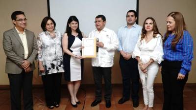 Las autoridades de la Canaturh junto con Leonel Ayala cuando entregaba la personería a las autoridades del Buró. Foto: y. Amaya