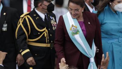 La presidenta electa Xiomara Castro saluda a simpatizantes tras su juramento como nueva presidente de Honduras, hoy en el Estadio Nacional Tiburcio Varias Andino en Tegucigalpa (Honduras). EFE/ Bienvenido Velasco