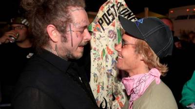Los cantantes Post Malone y Justin Bieber charlan en el backstage del festival Coachella 2018.// Foto AFP/ Christopher Polk