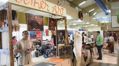 El Bazar del Sábado le provee a los microempresarios de una vitrina para promover sus productos.